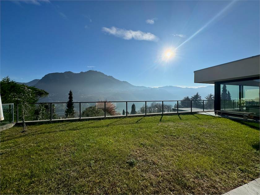 Garten mit Bergblick