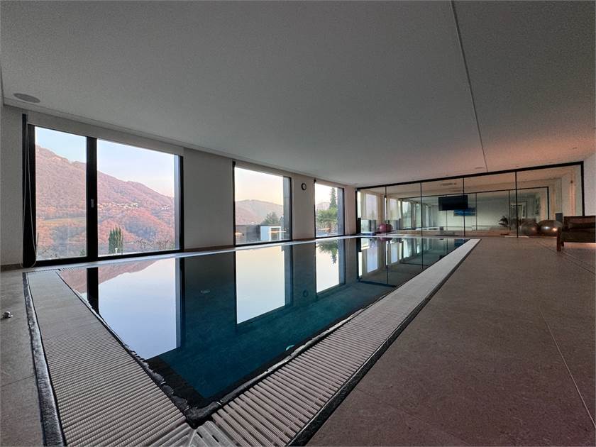Innenpool in modernem Haus