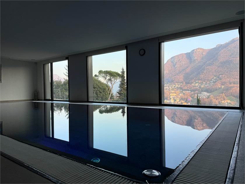 Innenpool mit Panoramafenstern und Bergblick