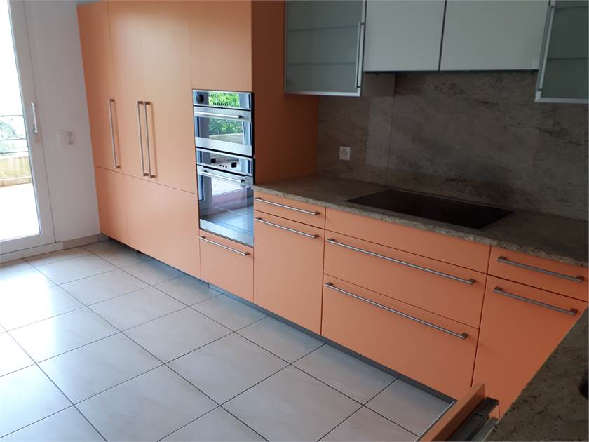 Moderne Küche mit orangefarbenen Fronten