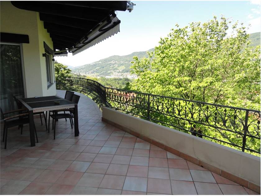 Überdachte Terrasse mit Bergblick