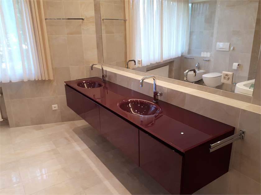 Modernes Badezimmer mit Doppelwaschtisch