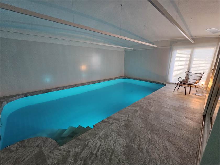 Innenpool mit Loungebereich