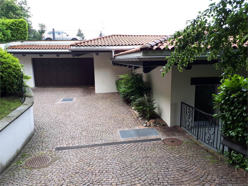 Ein Auffahrtsbereich mit Garage und Hauseingang