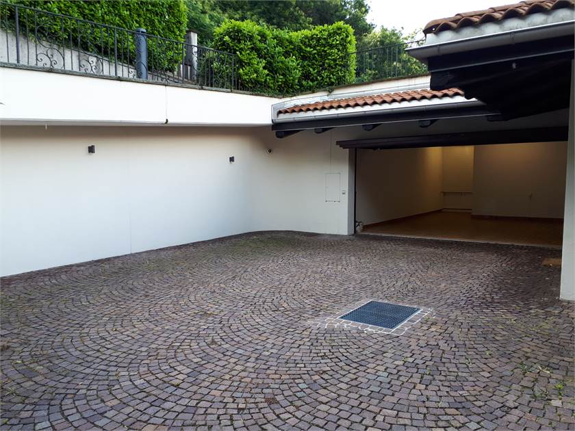 Innenhof mit gepflastertem Boden und Garagenzufahrt