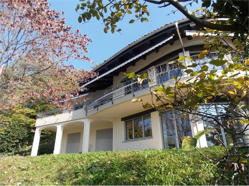 Außenansicht eines Wohnhauses mit Garten