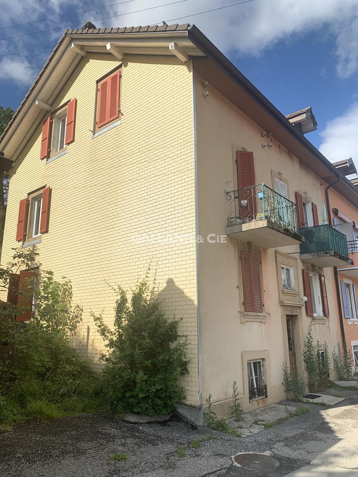 Äußere Ansicht eines Wohngebäudes mit Balkonen und Fensterläden