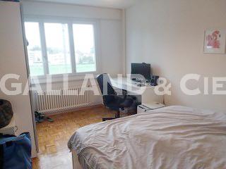Schlichtes Schlafzimmer mit Fenster und Bett