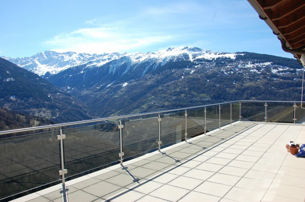 Balkon mit Panoramablick auf schneebedeckte Berge