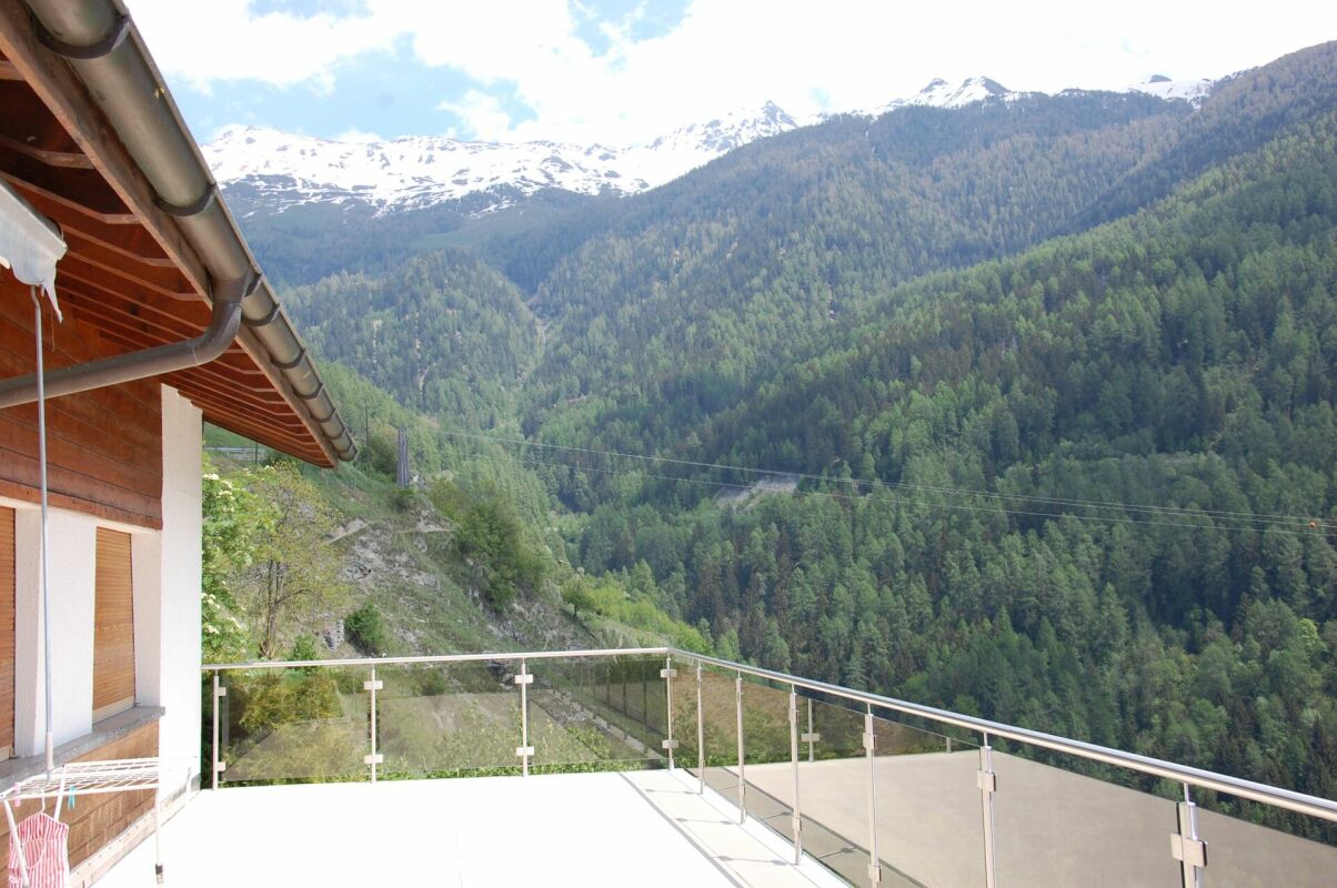Balkon mit Bergpanorama