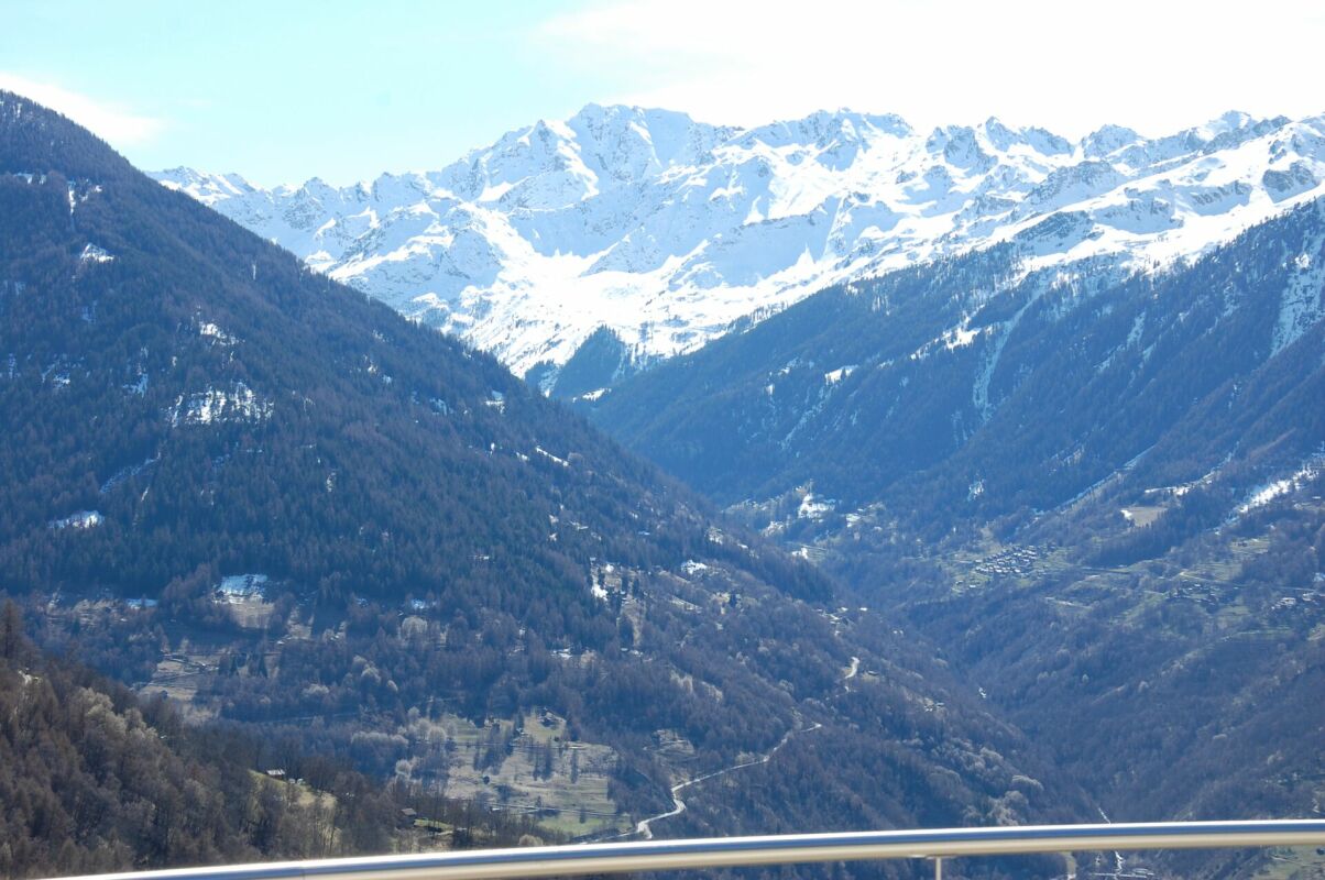 Bergblick mit verschneiten Gipfeln