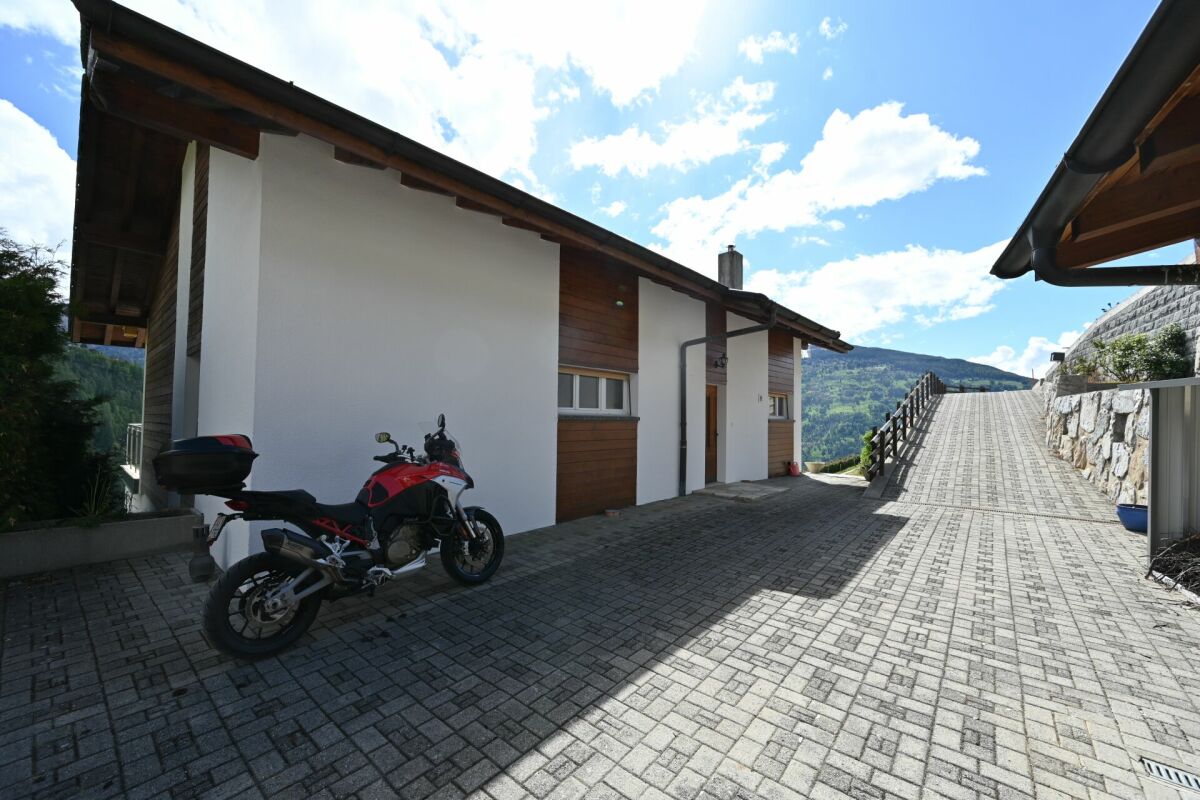 Außenansicht eines Hauses mit Zufahrt
