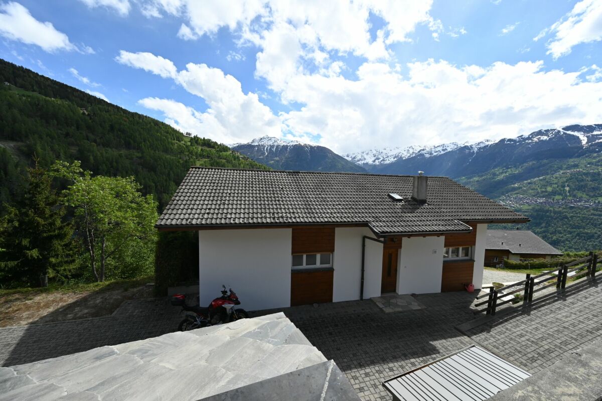 Alpenhaus mit Bergpanorama