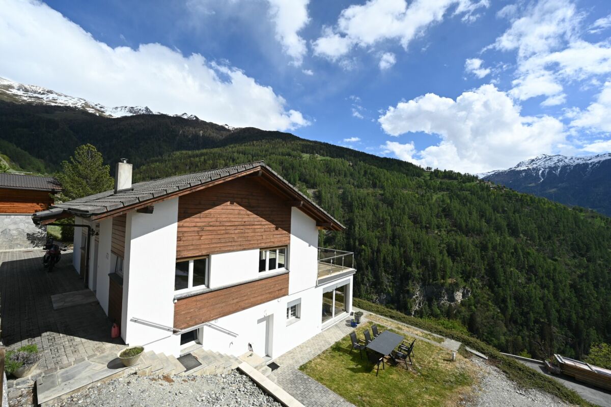 Alpenhaus mit Bergpanorama