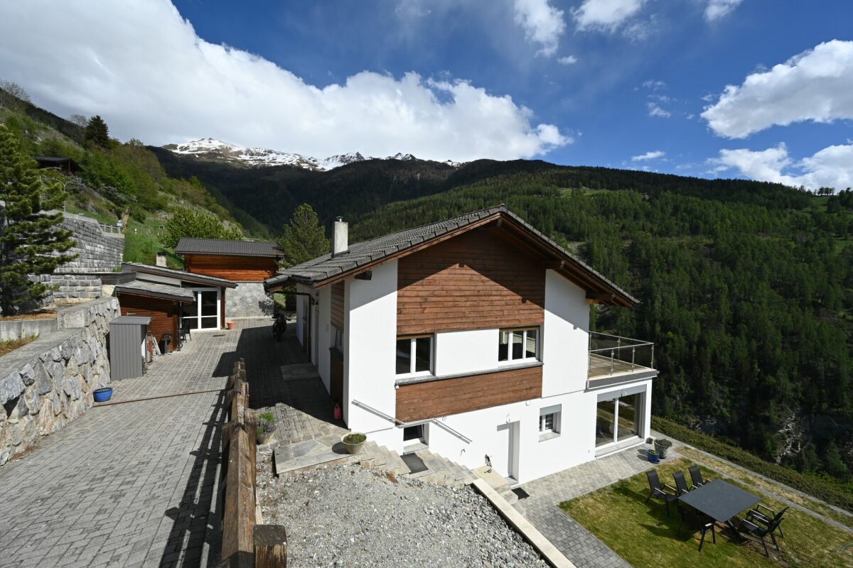 Alpines Wohnhaus mit Bergblick