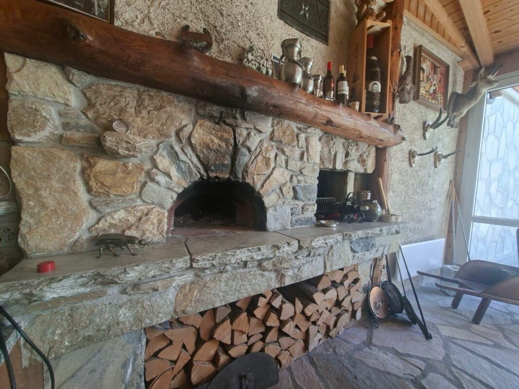 Rustikaler Kaminbereich mit Naturstein und Holz