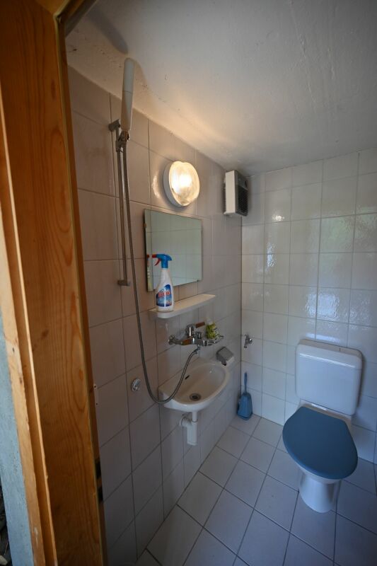 Kleines Badezimmer mit WC und Dusche