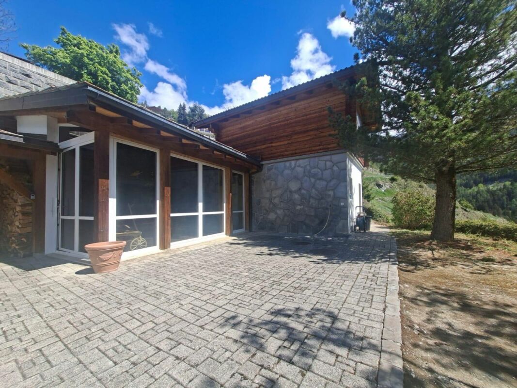 Außenbereich mit Holz- und Natursteinfassade