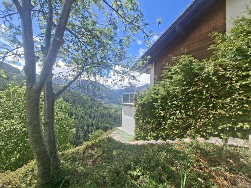 Alpines Haus mit Bergblick