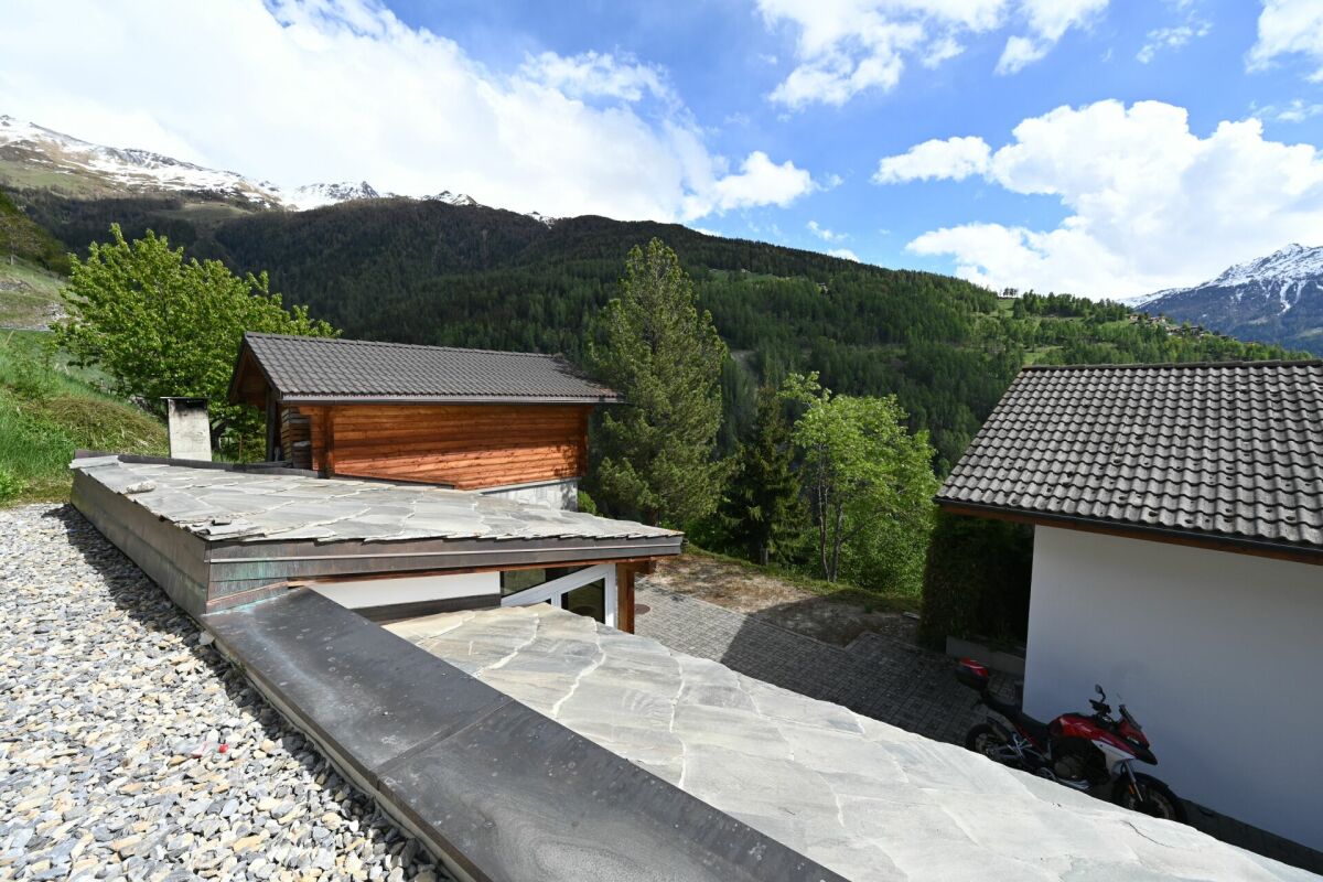 Alpenanwesen mit Gebäuden und Bergblick