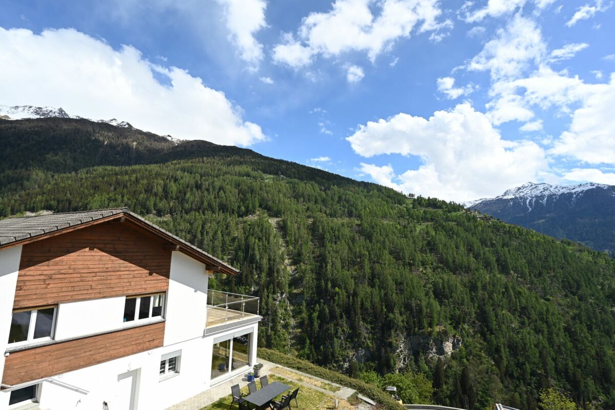 Alpenhaus mit Bergpanorama