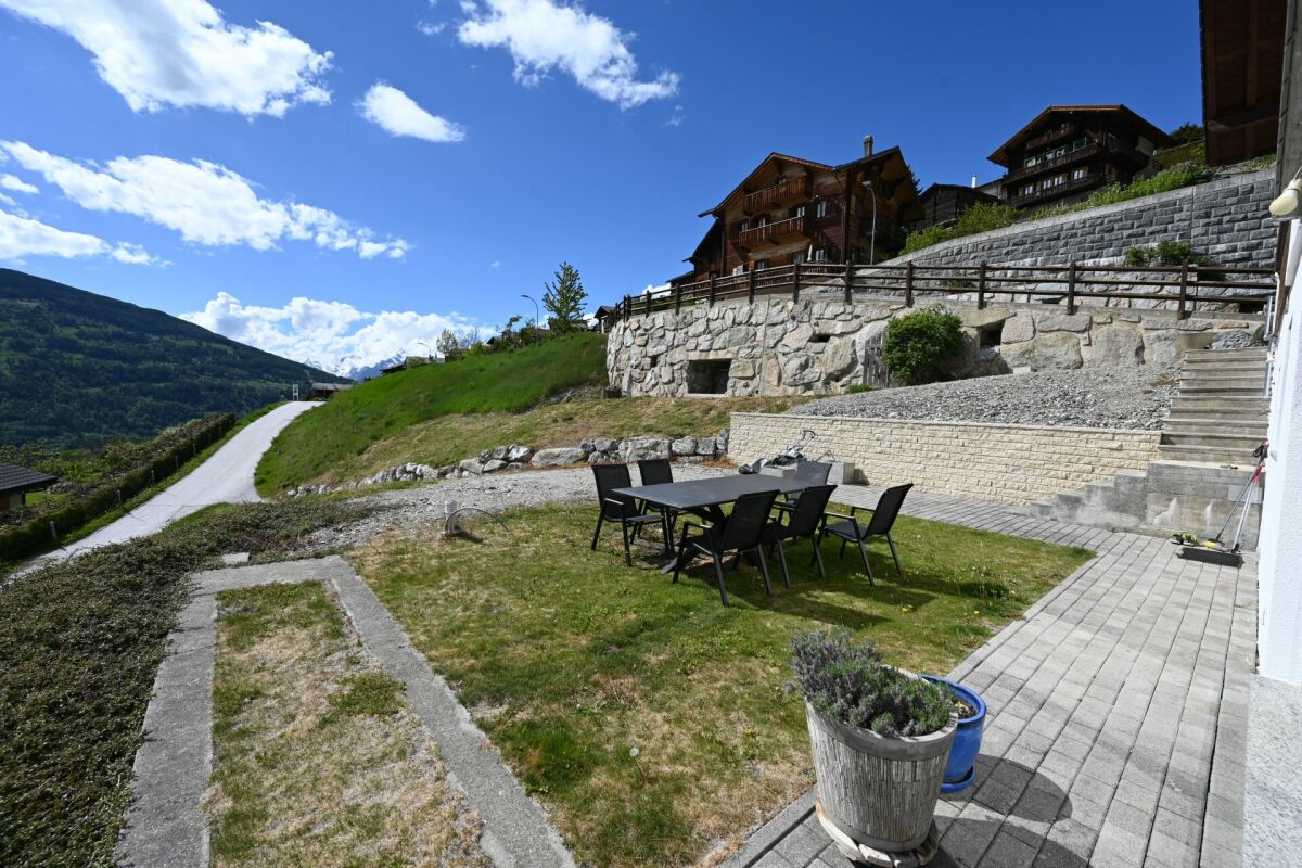Bergblick auf Garten- und Terrassenbereich