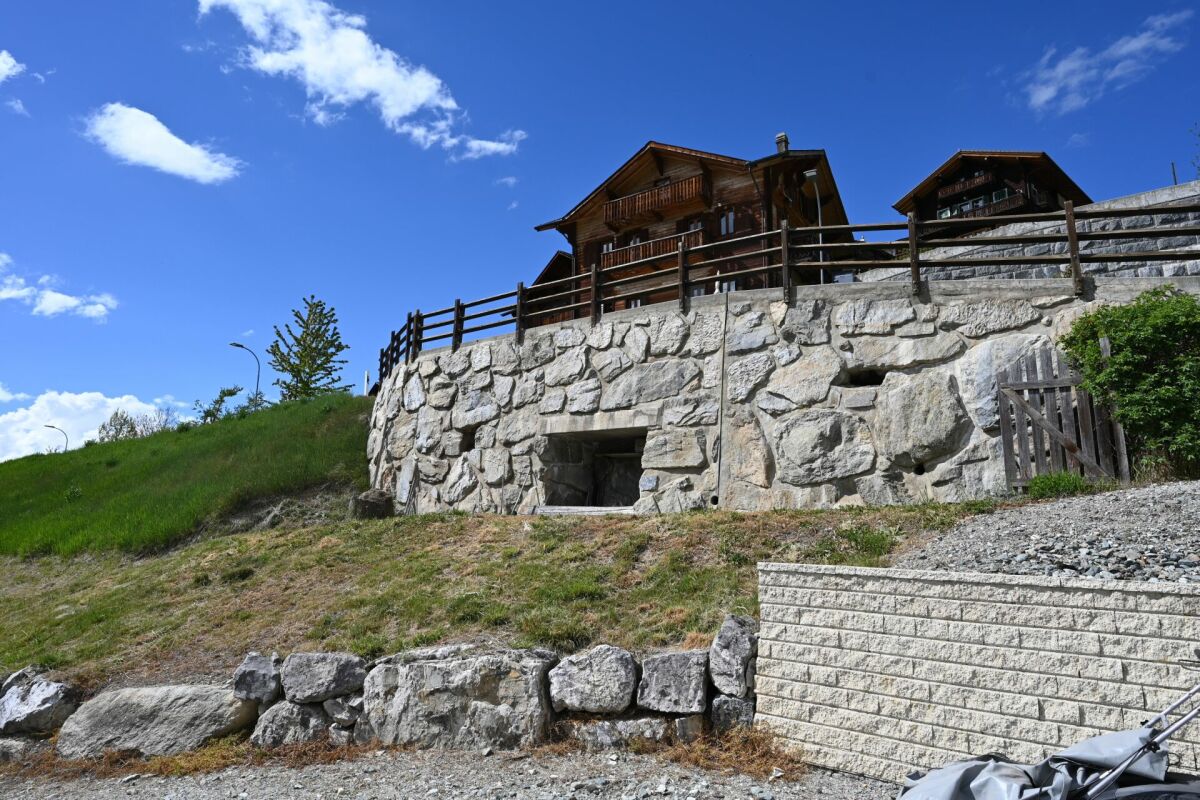 Alpenhaus auf steinigem Hang