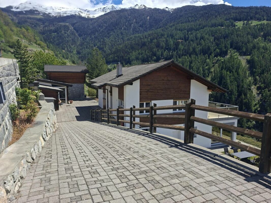 Alpenhaus mit Bergpanorama