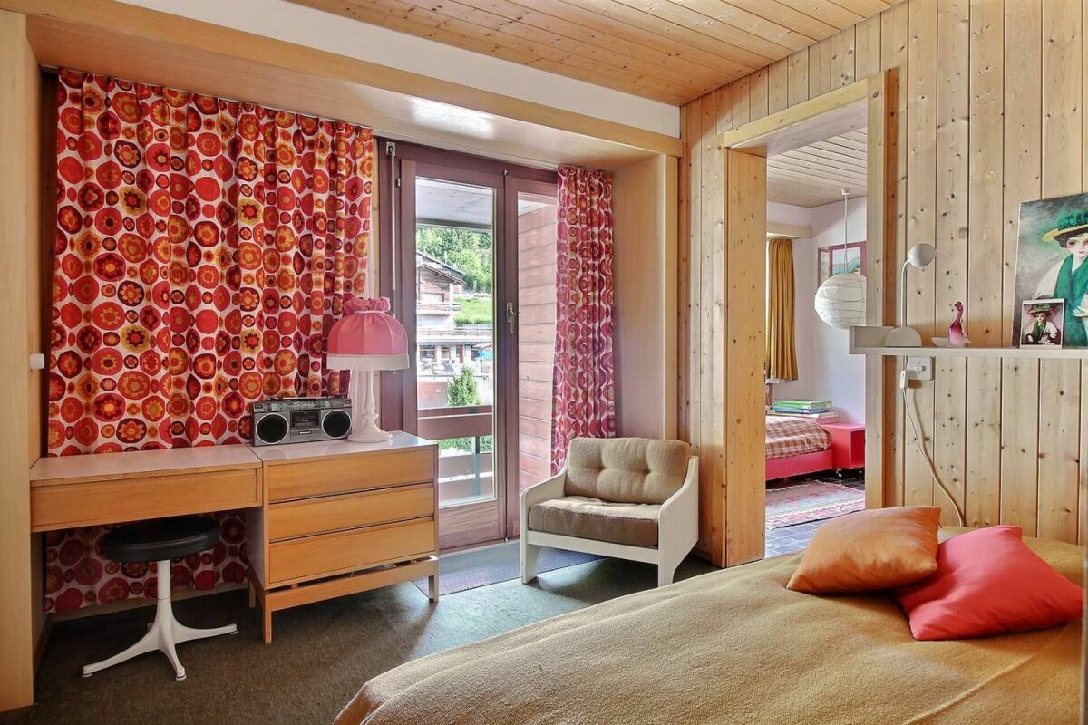 Gemütliches Schlafzimmer mit Holzvertäfelung