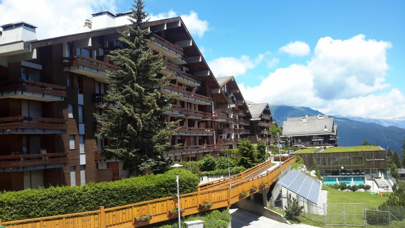 Alpenresort mit Balkonen und Bergblick