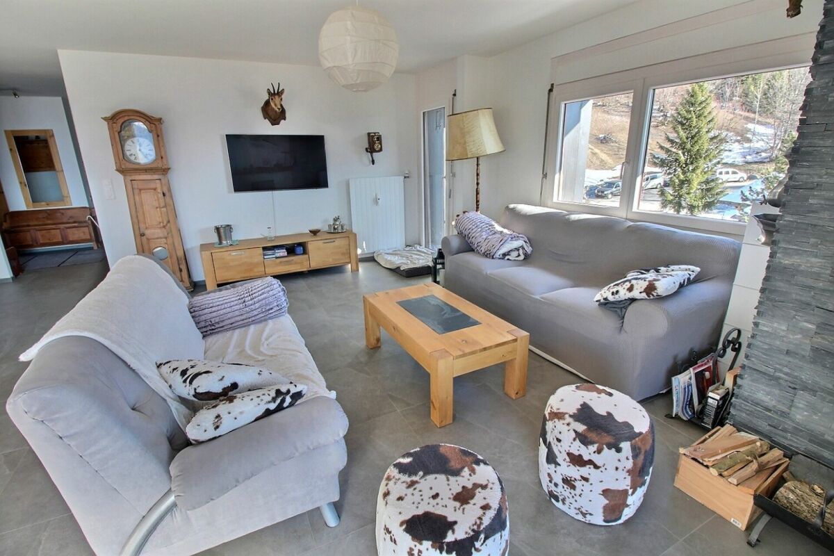 Helles Wohnzimmer mit Blick nach draußen