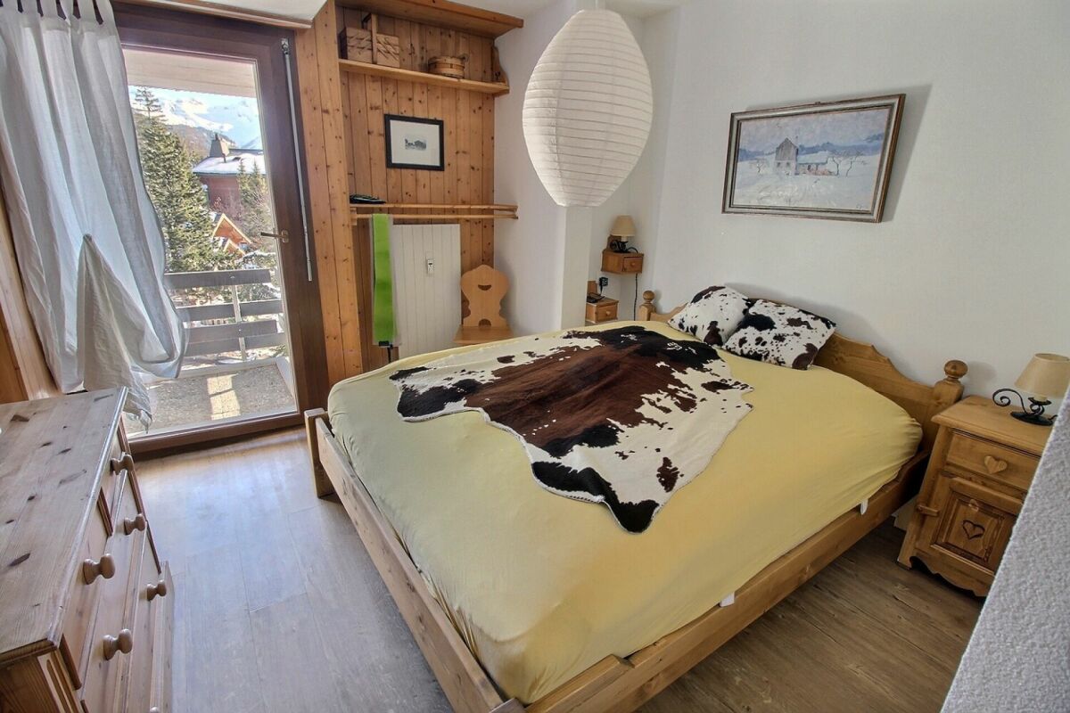 Gemütliches Schlafzimmer mit Balkonblick