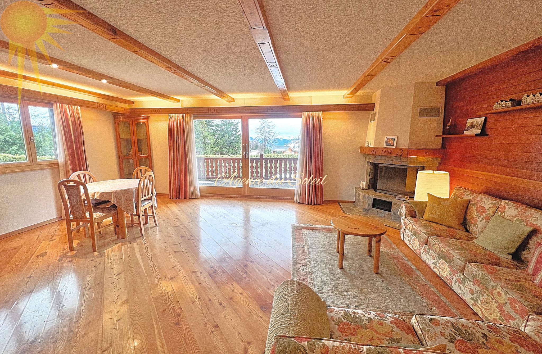Gemütliches Wohnzimmer mit Essbereich und Kamin