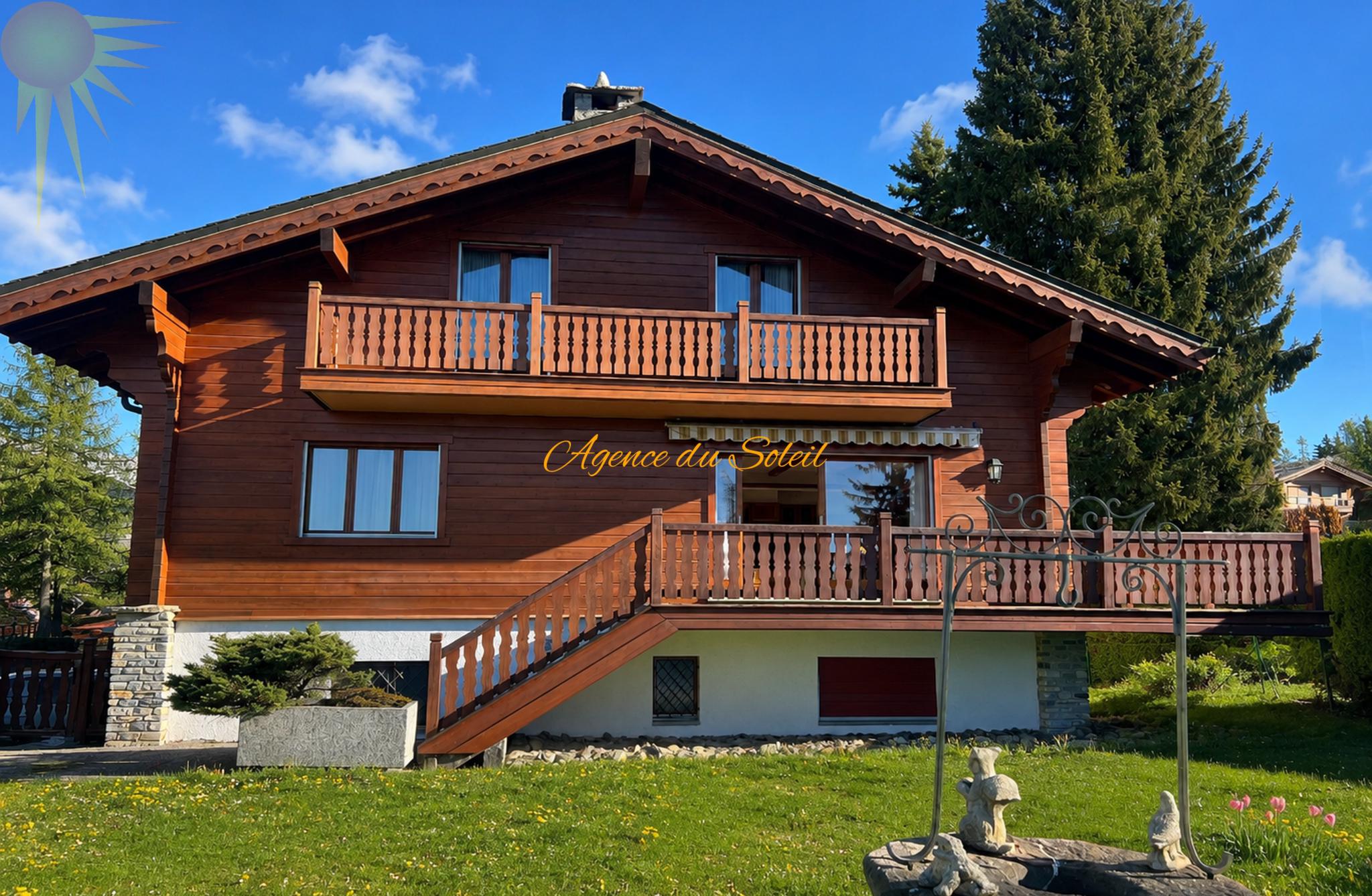 Holzchalet mit Balkon und Garten