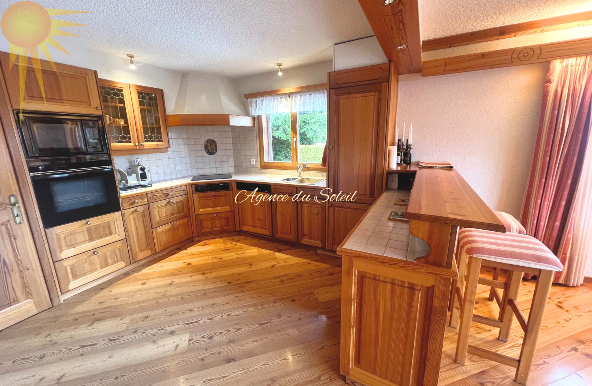 Helle Landhausküche mit viel Holz