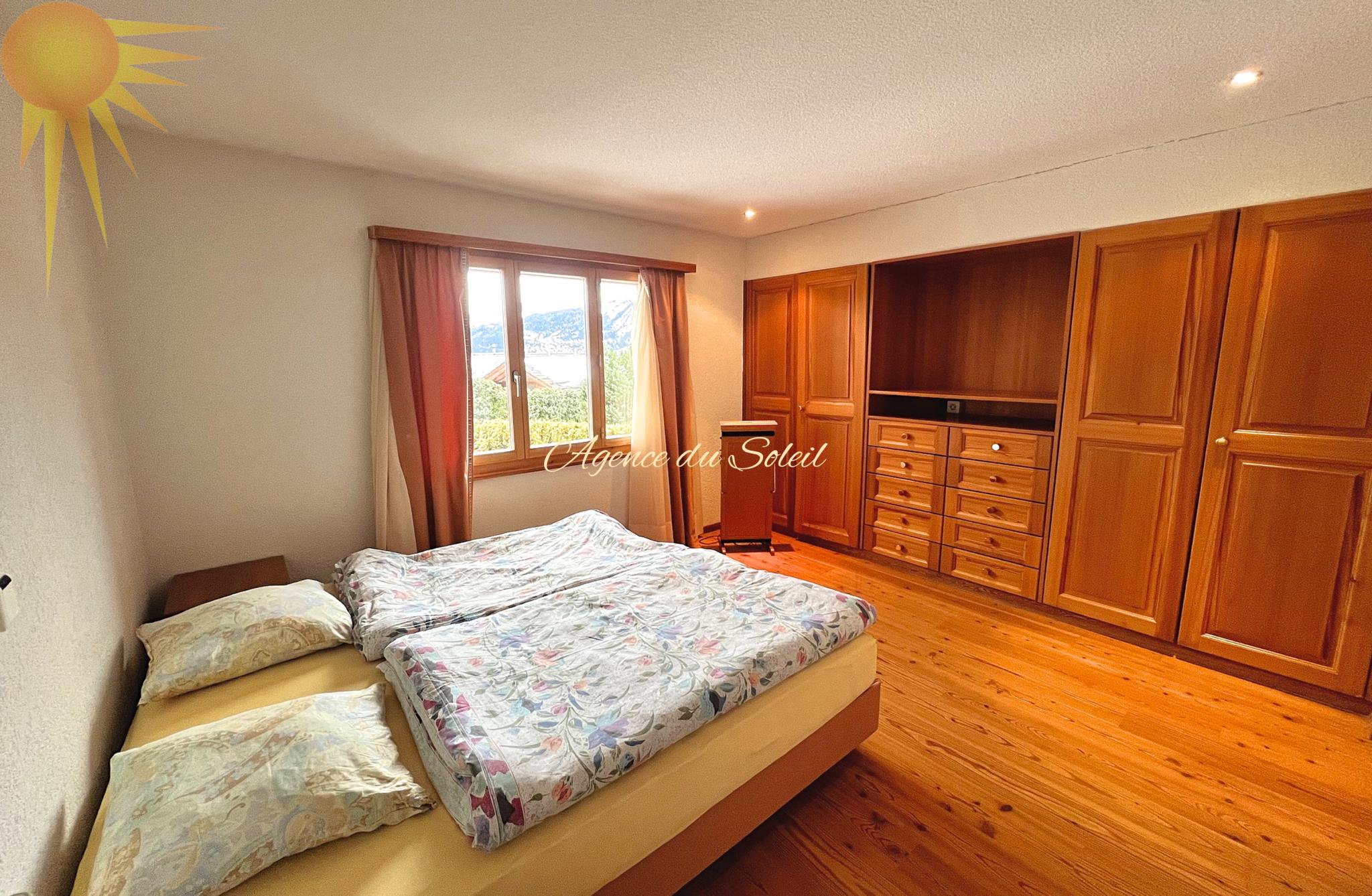 Schlafzimmer mit Holzschrankwand