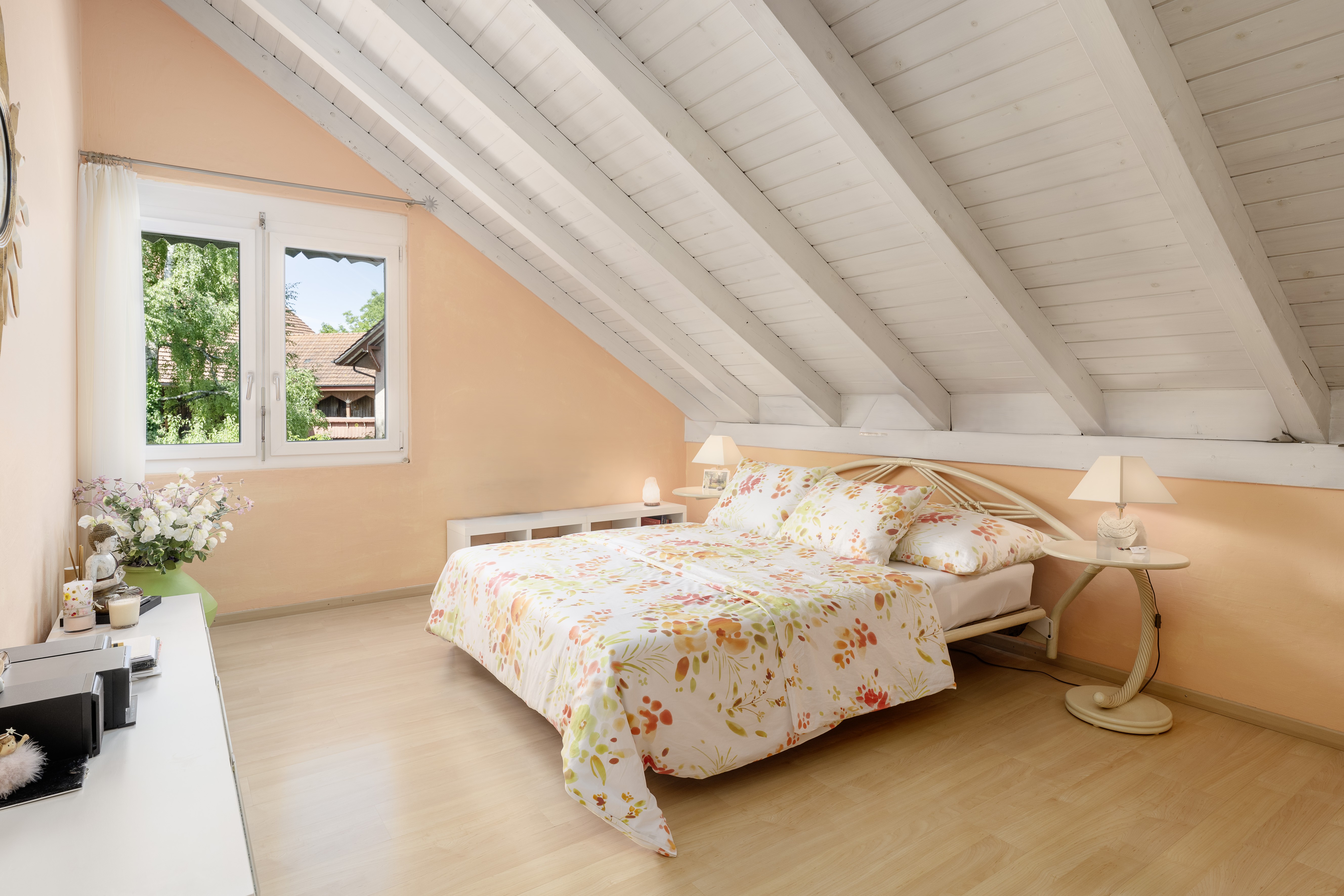 Dachgeschoss-Schlafzimmer mit Dachschrägen