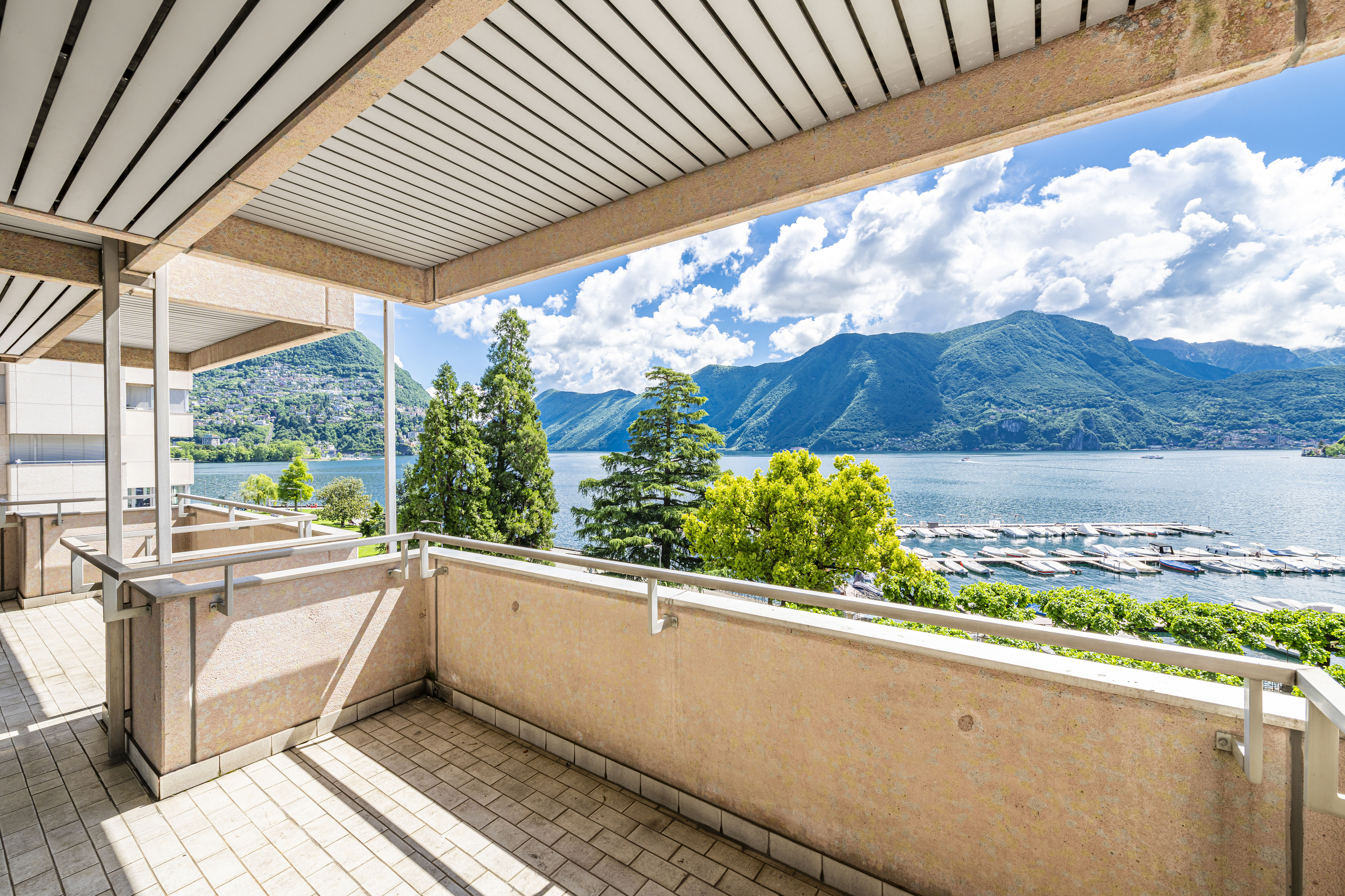 Balkon mit Seeblick und Bergpanorama