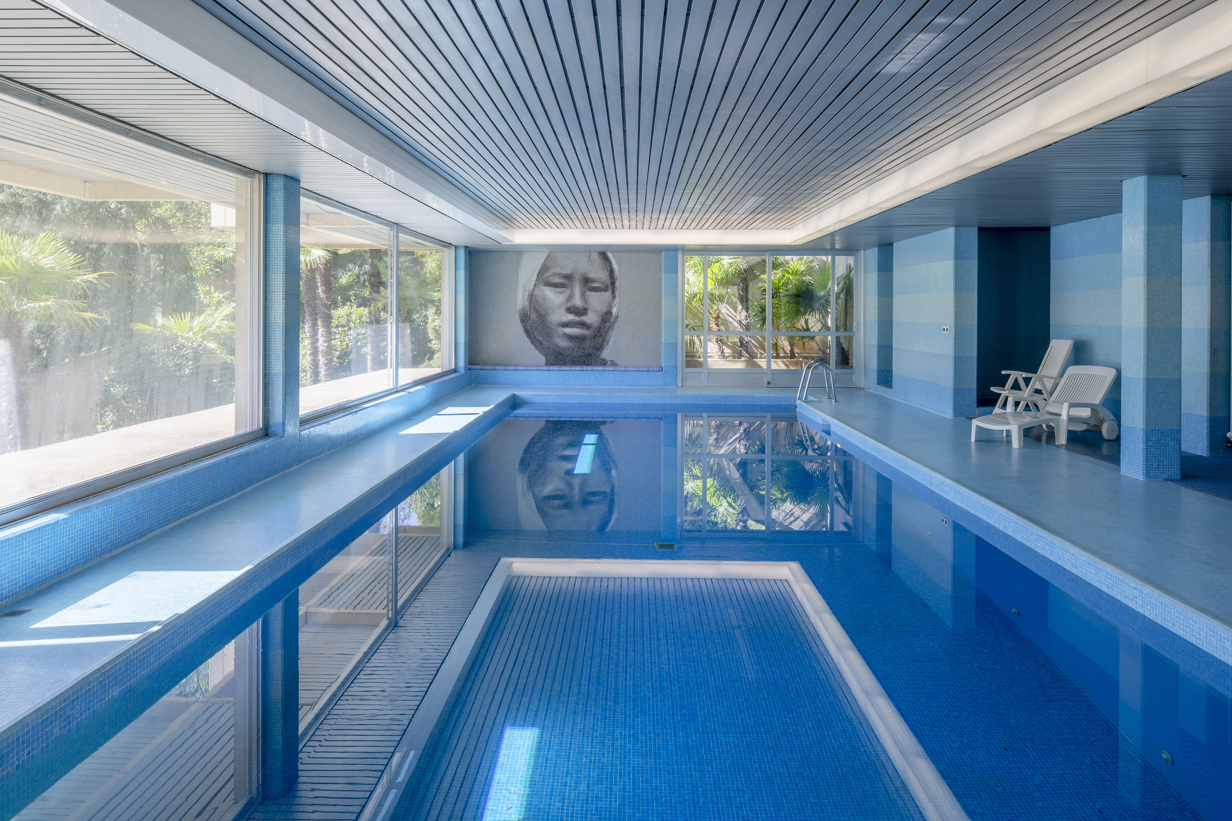 Innenpool mit blauer Mosaikverkleidung