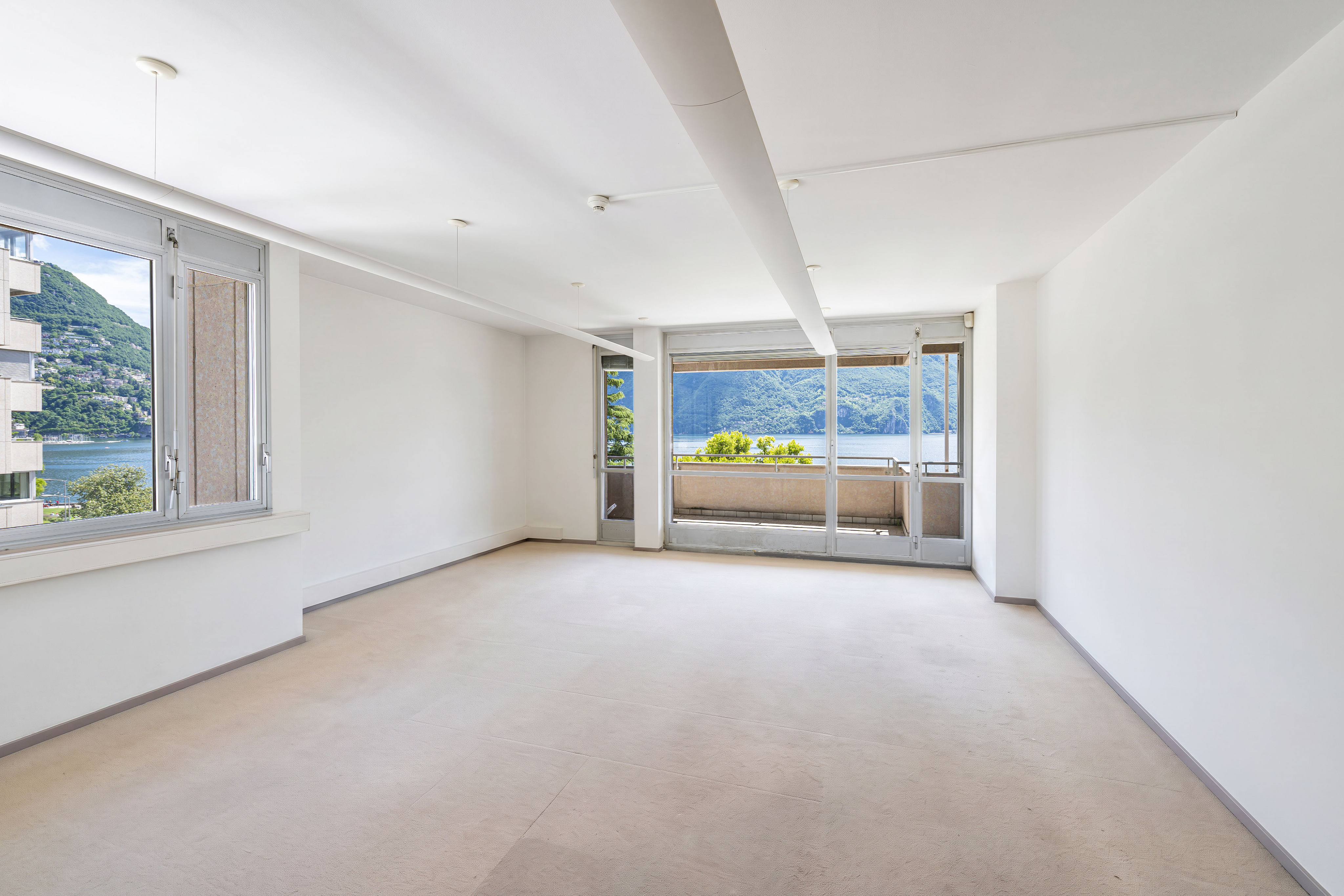 Heller leerer Wohnraum mit Seeblick
