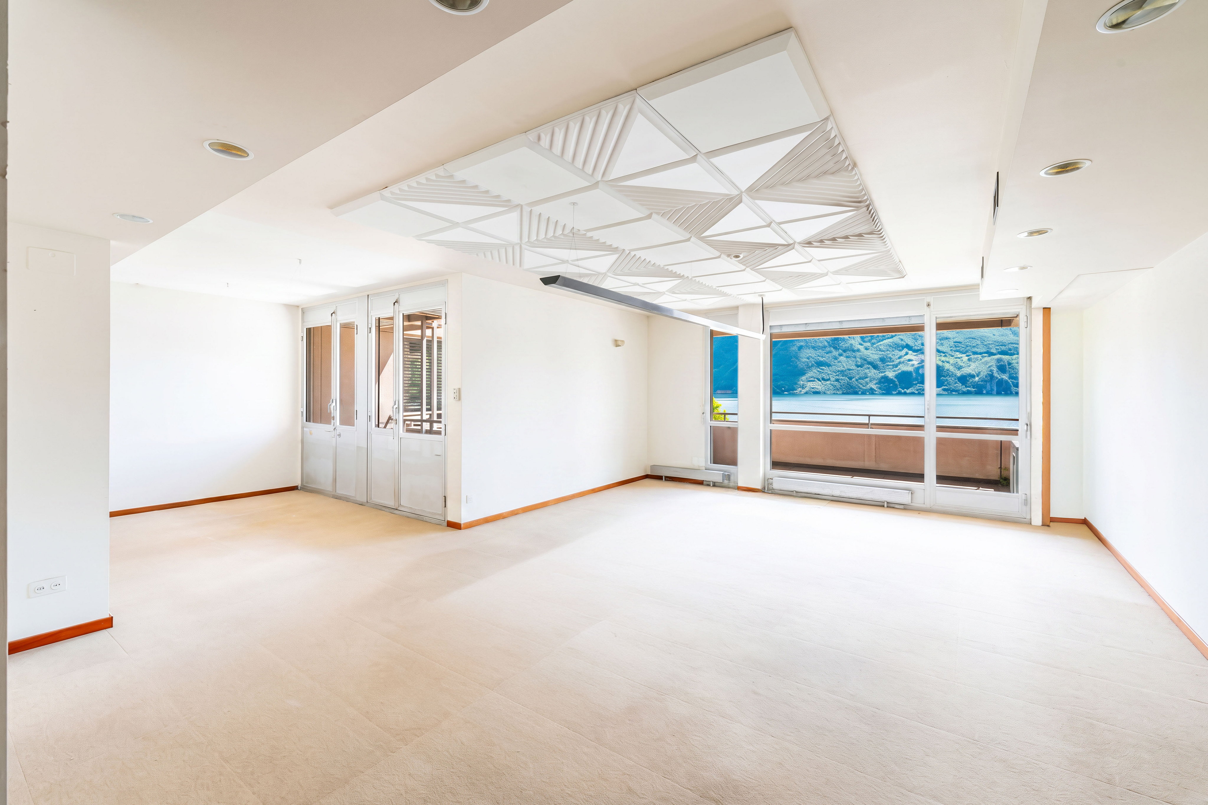 Heller leerer Wohnraum mit Meerblick