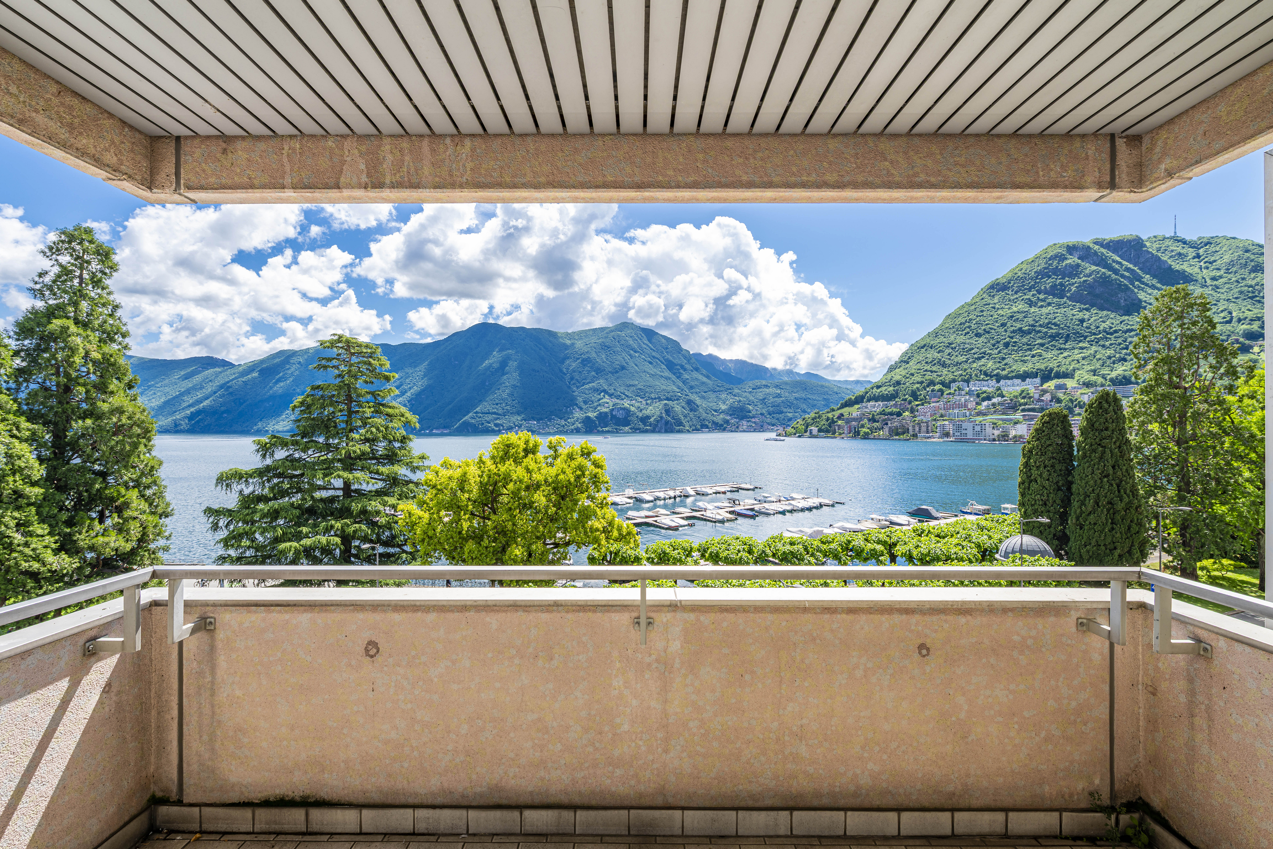 Balkon mit Seeblick und Bergpanorama