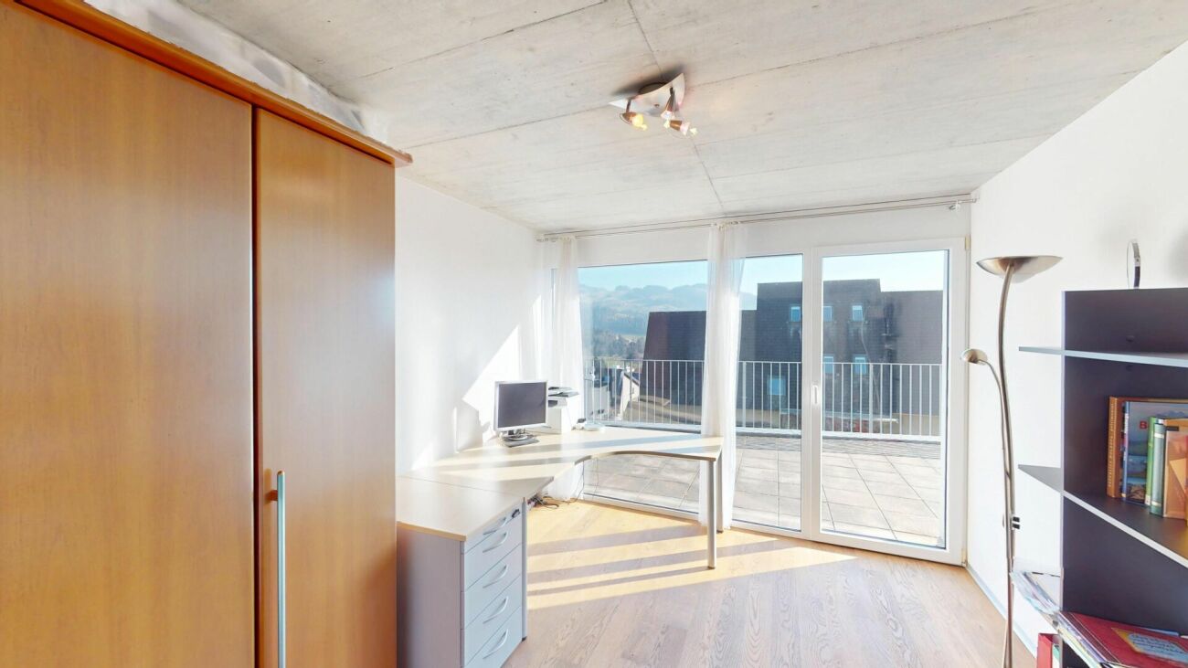 Helles Arbeitszimmer mit Balkonzugang