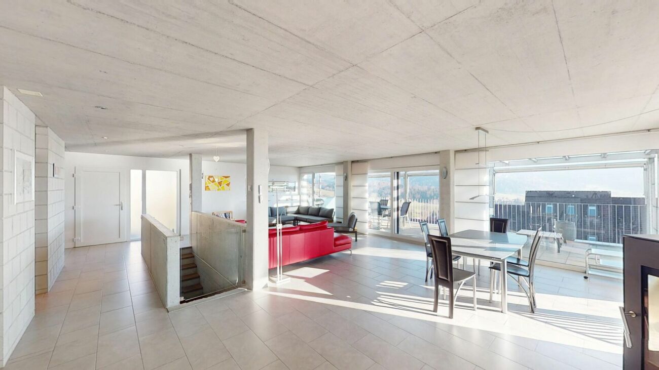 Heller offener Wohn- und Essbereich mit Dachterrasse