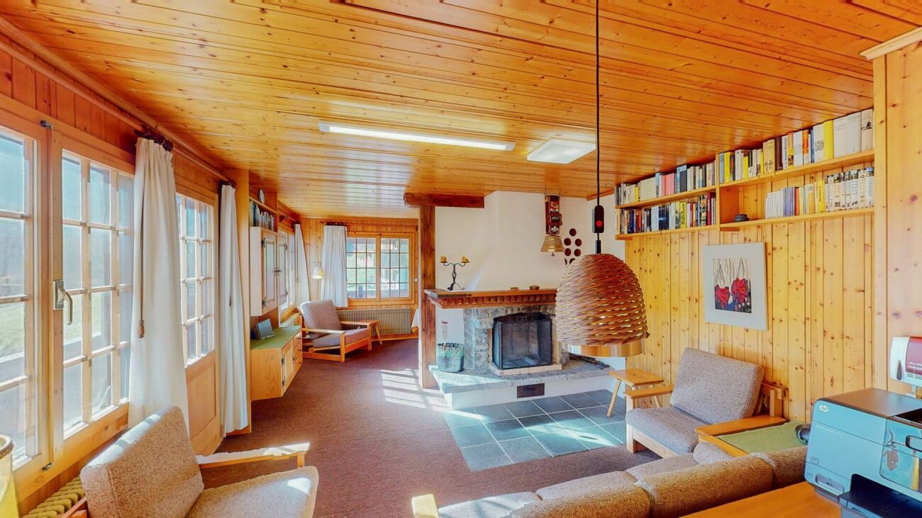 Gemütliches Holz-Wohnzimmer mit Kamin