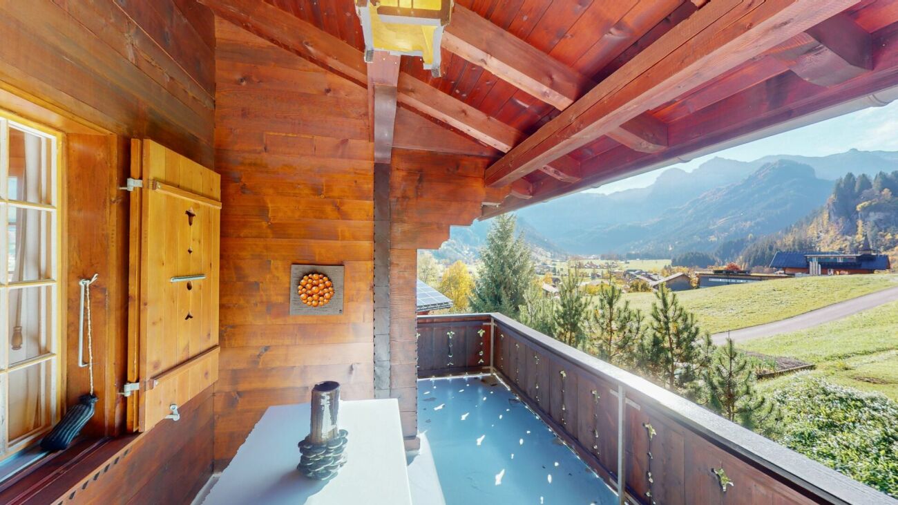 Holzverkleidete Balkonloge mit Bergblick