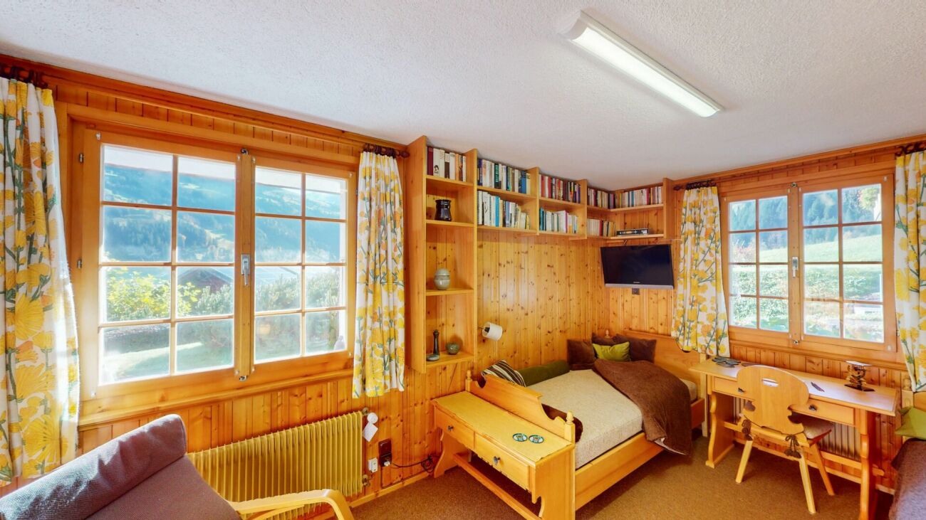 Gemütliches Holzschlafzimmer mit Bergblick