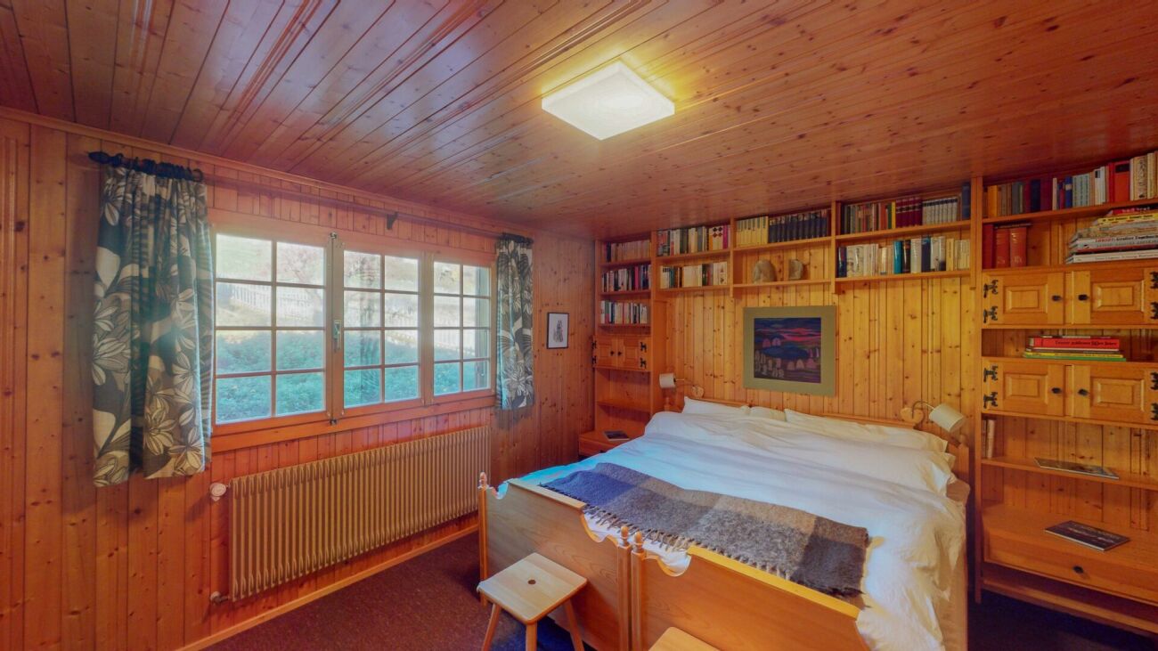 Gemütliches Holzschlafzimmer mit Einbauten