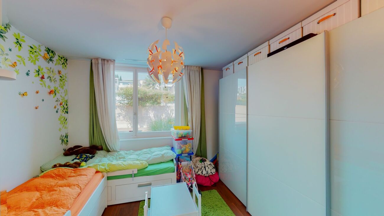Kinderzimmer mit Einbauschrank und Bett