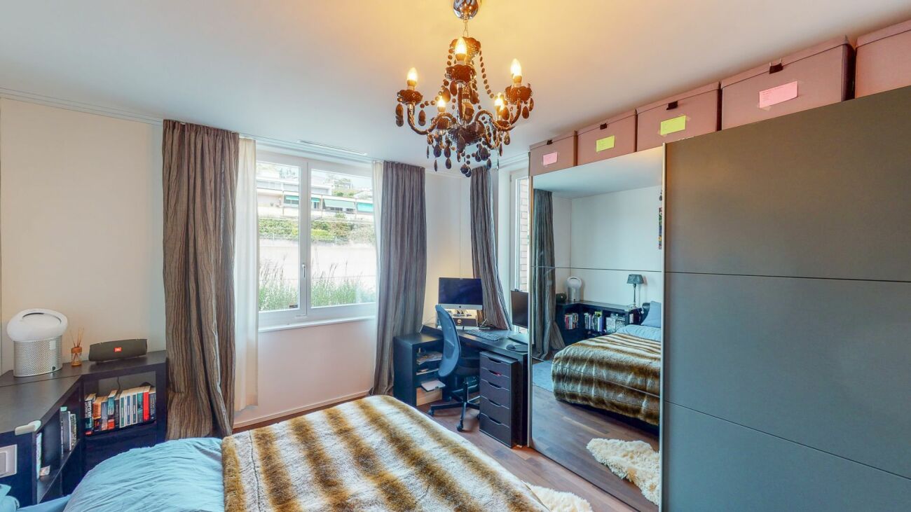 Schlafzimmer mit Arbeitsbereich
